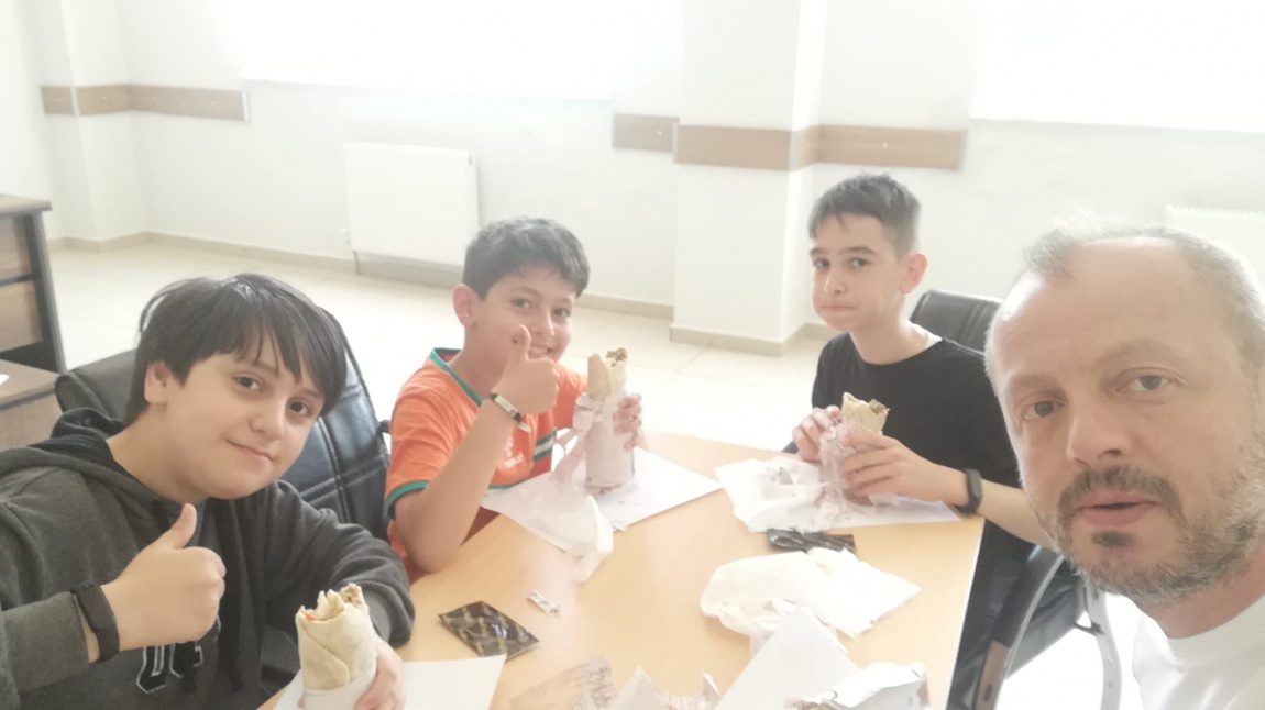 Deneme sınavında dereceye giren öğrencilerimizle beraber yemek yedik.